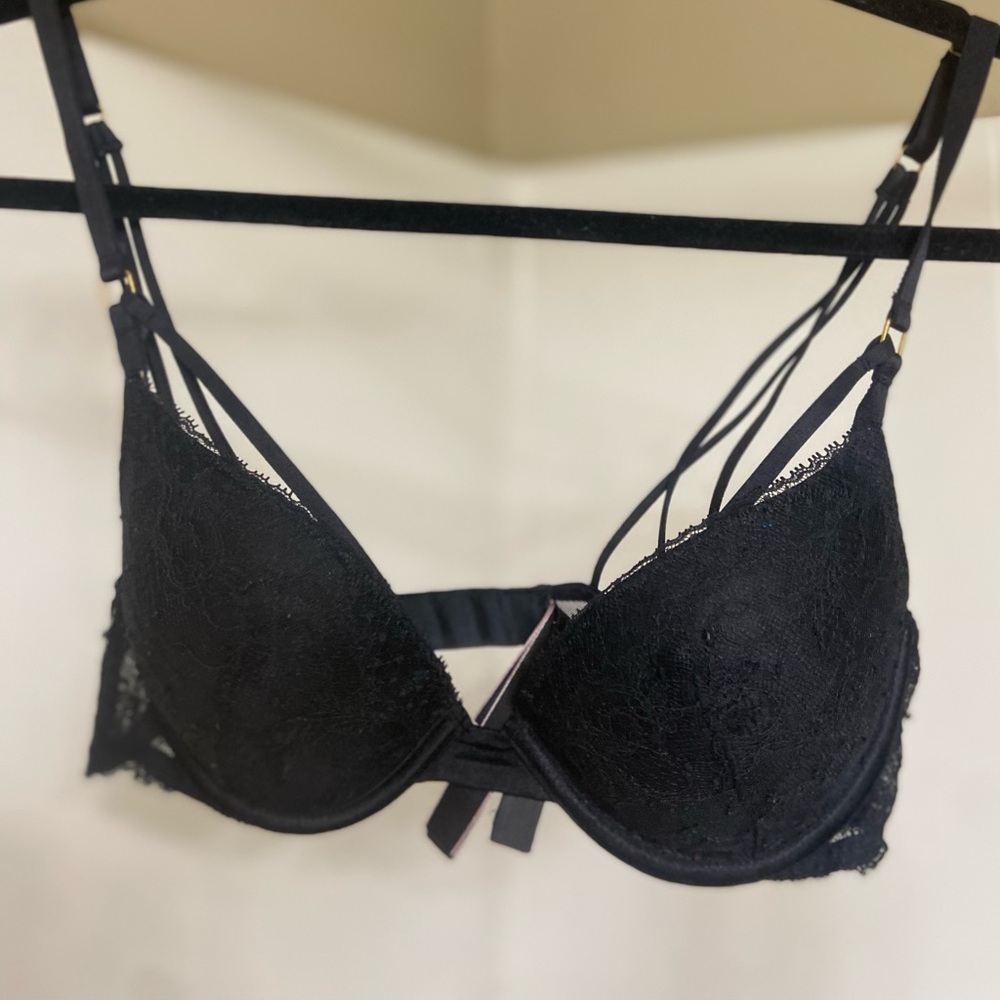 Lack strapped Victoria’s Secret bra